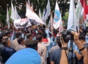 Ribuan Mahasiswa di Riau Geruduk DPRD Riau Tolak RUU TNI, Orba Telah Mati Suri dan Gentayangan Kembali