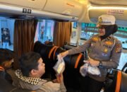 Ditlantas Polda Riau dan Tim Takjil Bagikan 200 Paket Berbuka untuk Pemudik dan Driver Bus
