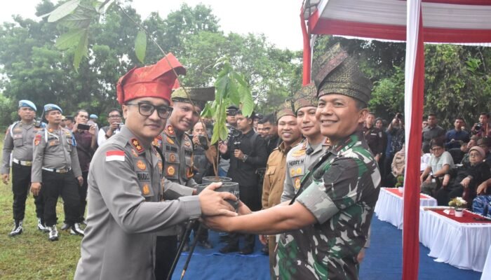 Sinergitas Danrem 031/WB, Kapolda Riau dan Gubernur Riau Laksanakan penanaman Pohon