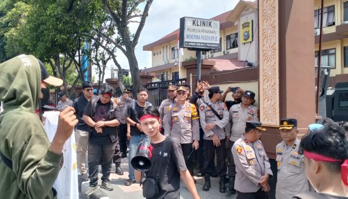 Unjuk Rasa LSM AMATIR Di depan Polresta Pekanbaru, MA dan SL Harus Ditahan dan Cabut Putusan Rehabilitasi Terkait Kasus Penangkapan Narkoba di Baliview Pekanbaru